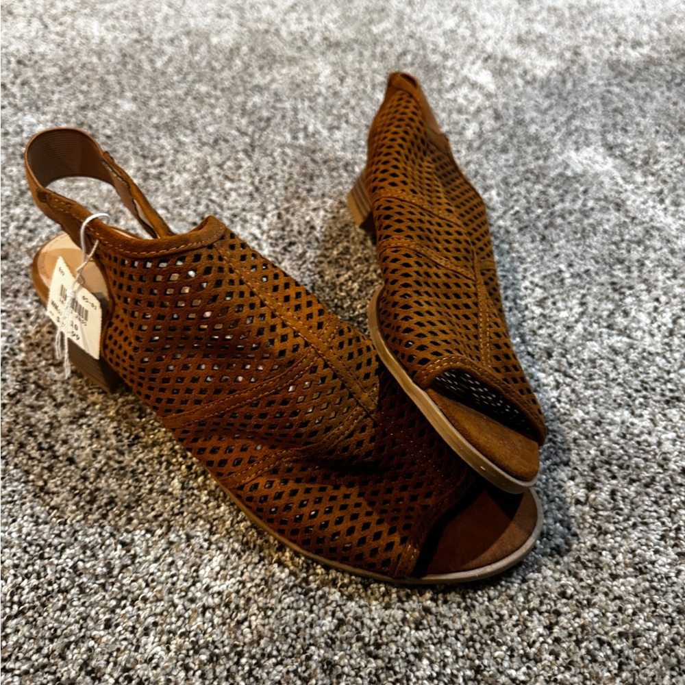 American Eagle Outfitters Tan Peep-Toe Sandals